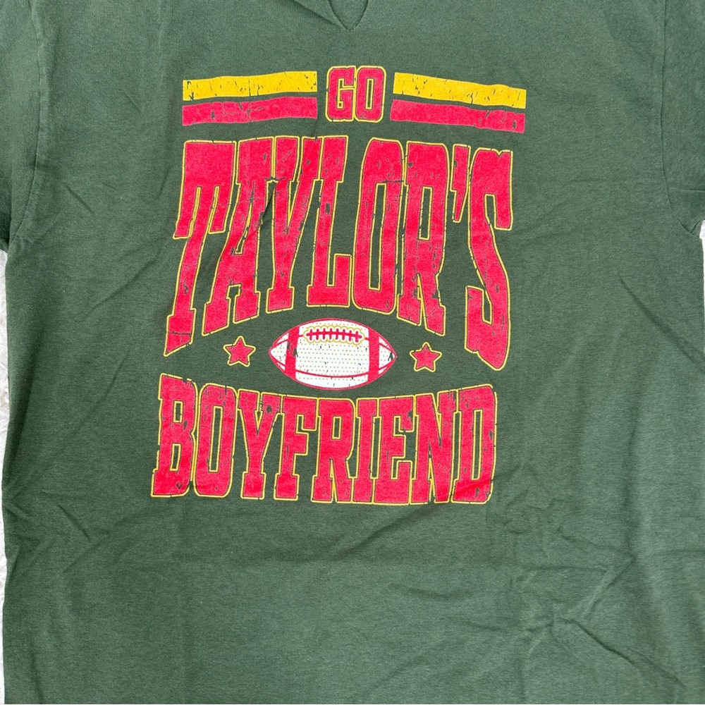 Go Taylors Boyfriend Tee Shirt Medium - Picture 2 of 5